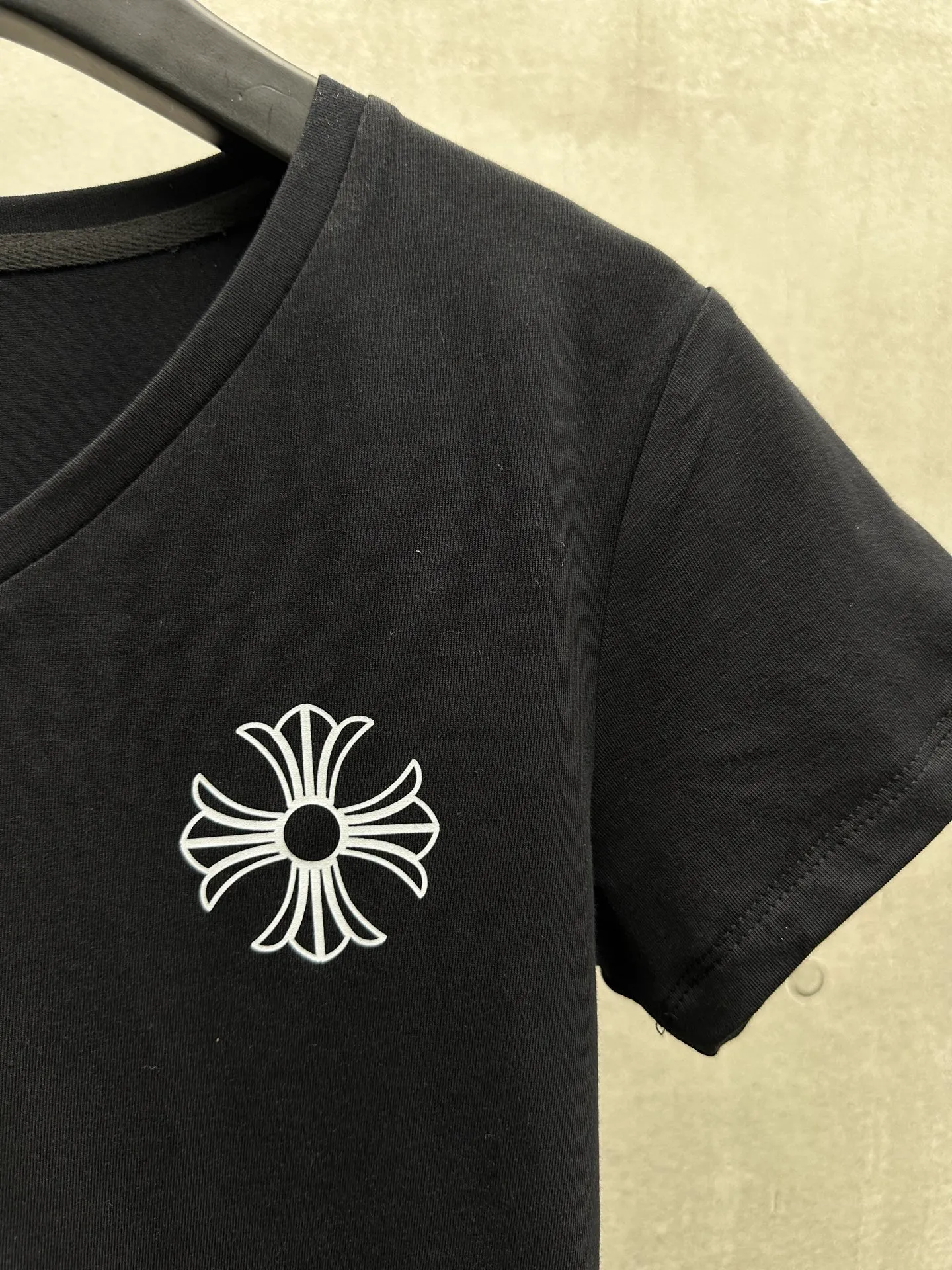 P126 #068 CHROME HEARTS 25SS women's T-shirt. Made of 220G original consistent fabric. V-neck women's waist style. The whole body is made of imported digital direct printing. Color: Black White Size: S M L